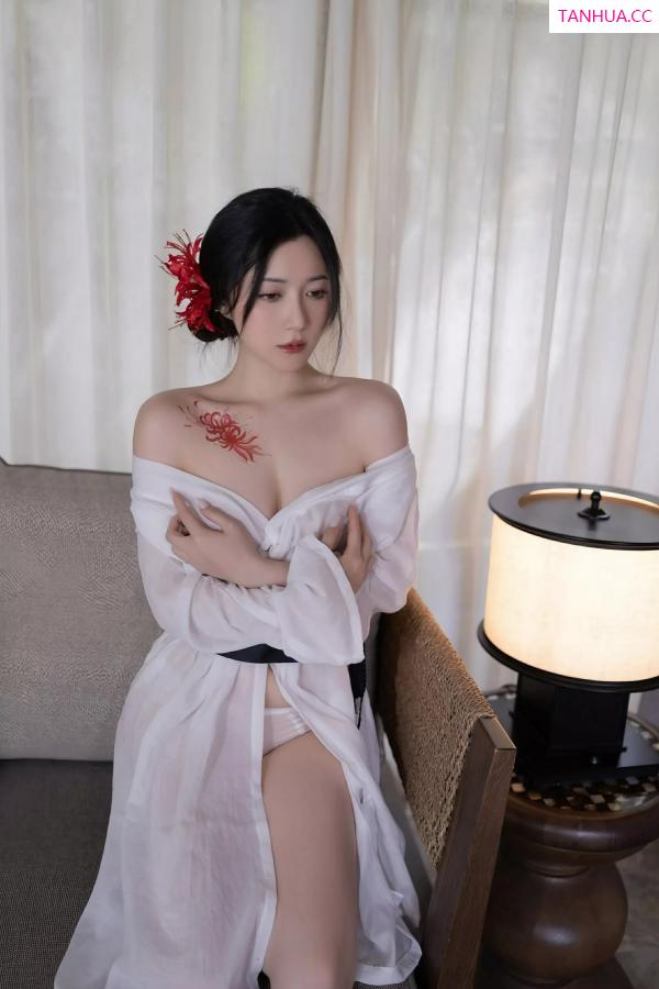 鱼子酱fish  [XiuRen]高清写真图 2025.07.04 No.10514 鱼子酱Fish 白色丝袜第25张图片